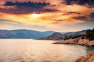 Deniz koyu üzerinde güzel gün batımı, Baska Krk Adası Hırvatistan