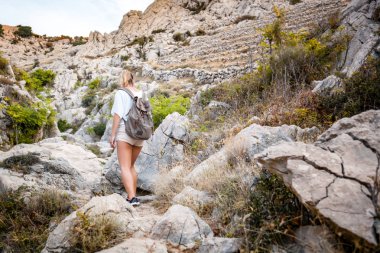 Sırt çantası hiking trail dağ, doğa yürüyüşü ve seyahat yaşam tarzı kavram üzerinde kızla uzun yürüyüşe çıkan kimse