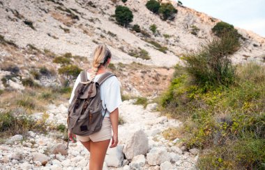 Uzun yürüyüşe çıkan kimse kadın sırt çantası trekking iz, seyahat ve aktif yaşam tarzı kavramı ile