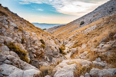 Dağ vadisi manzarasında yürüyüş parkuru