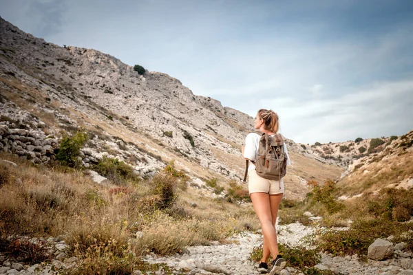 Turistaút Vezet Hegyi Tájra Nézett Gyönyörű Turista Lány — Stock Fotó