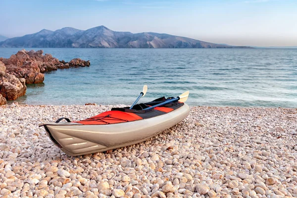 空皮划艇在海滩上的海湾景观 背景与复制空间 — 图库照片