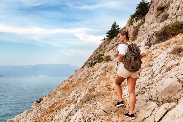 Caminhante Menina Escalando Trilha Caminhadas Montanha Trekking Conceito Estilo Vida — Fotografia de Stock