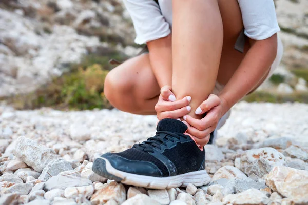 Пішохідна Дівчина Травмою Щиколотки Відчуває Біль Нозі — стокове фото