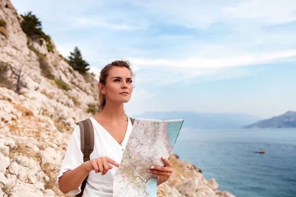 Escursionista Ragazza Con Zaino Mappa Escursionismo Sul Sentiero Lungo Baia — Foto Stock