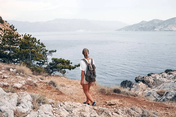 Defne Deniz Boyunca Izinde Hiking Sırt Çantası Kızla Uzun Yürüyüşe — Stok fotoğraf