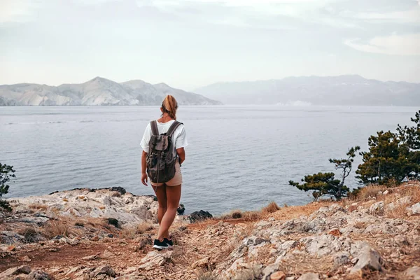 Caminhante Menina Com Mochila Caminhadas Trilha Longo Baía Mar — Fotografia de Stock