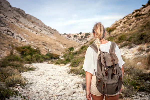 徒步旅行的女孩与背包在登山的徒步小道 徒步旅行和旅行生活方式概念 — 图库照片