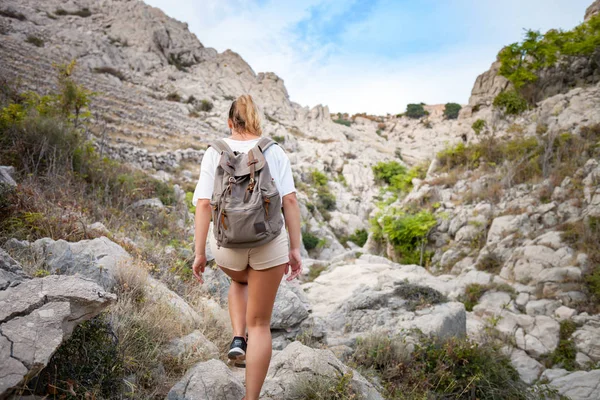 Ragazza Escursionista Con Zaino Sul Sentiero Montagna Trekking Concetto Stile — Foto Stock