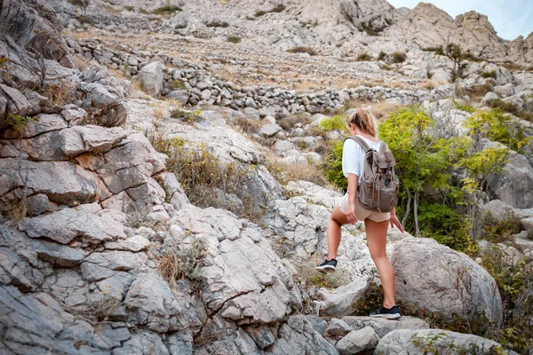 Wandelaar Meisje Met Rugzak Wandelweg Berg Wandelen Reizen Levensstijl Concept — Stockfoto