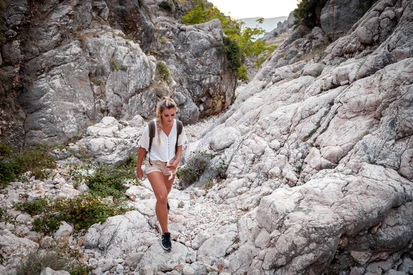 Turysta Dziewczyna Plecaka Szlaki Górskie Trekking Podróży Pojęciem Stylu Życia — Zdjęcie stockowe
