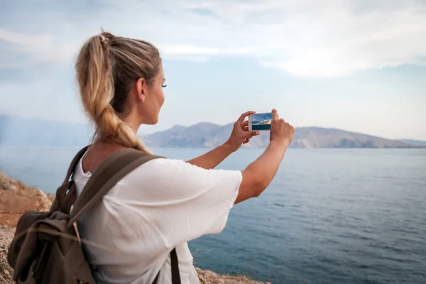 Hiker Girl Smartphone Taking Landscape Photo Sea Bay While Traveling — Stock Photo, Image