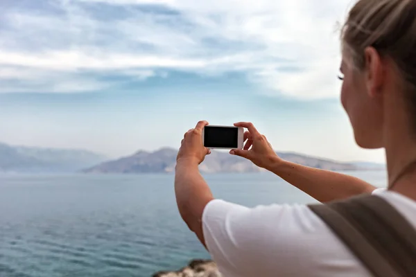 Hiker Girl Smartphone Taking Landscape Photo Sea Bay While Traveling — Stock Photo, Image