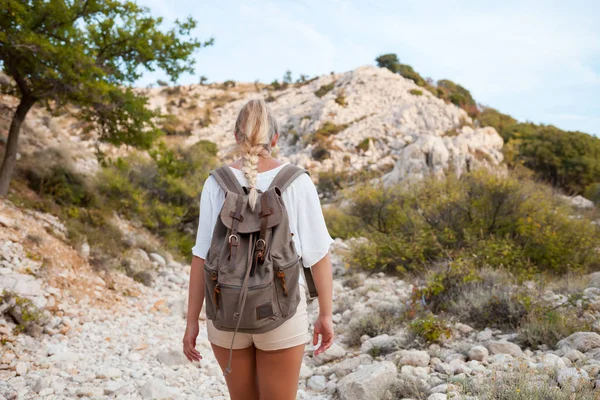 Turysta Kobieta Plecaka Trekking Szlak Podróży Koncepcja Aktywnego Stylu Życia — Zdjęcie stockowe