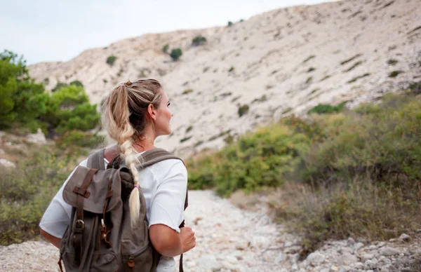 Mujer Excursionista Con Mochila Sendero Trekking Viaje Concepto Estilo Vida —  Fotos de Stock