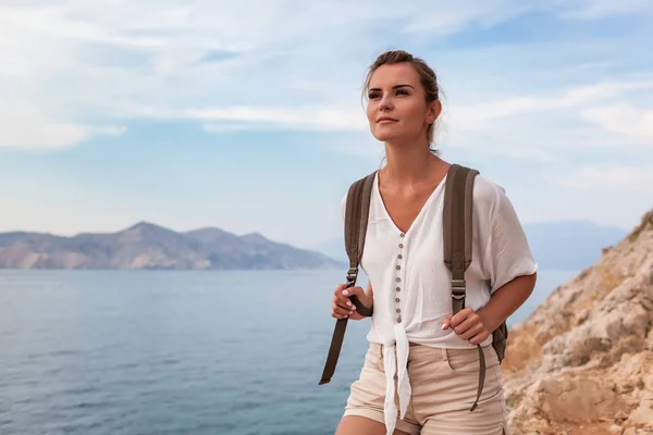 Uzun Yürüyüşe Çıkan Kimse Sırt Çantası Denizde Koyu Manzara Seyir — Stok fotoğraf