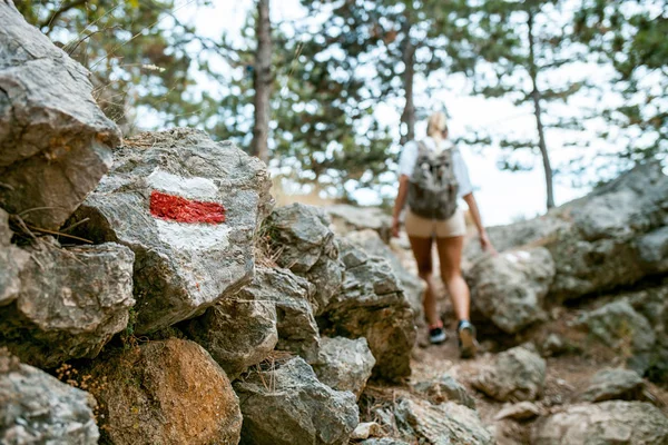 Wanderweg Schild Felsen Und Touristin Auf Wanderweg — Stockfoto