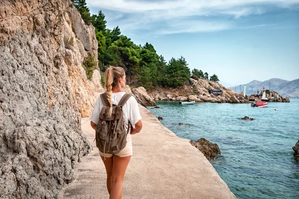 Vrouw Van Toeristische Met Rugzak Wandelen Langs Kust Ontdekken Onderweg — Stockfoto