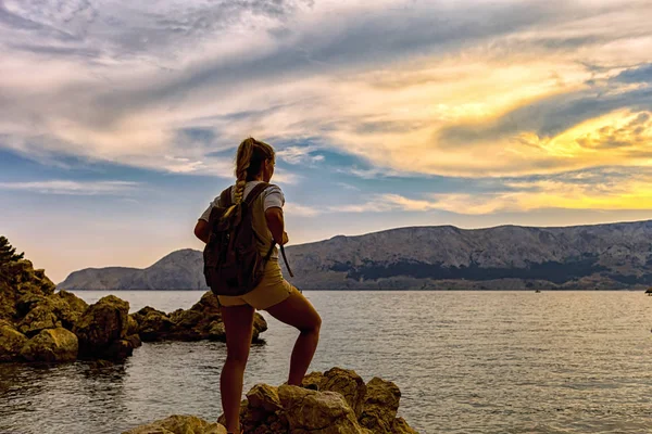 Mulher Viajante Com Mochila Olhando Para Pôr Sol Acima Baía — Fotografia de Stock