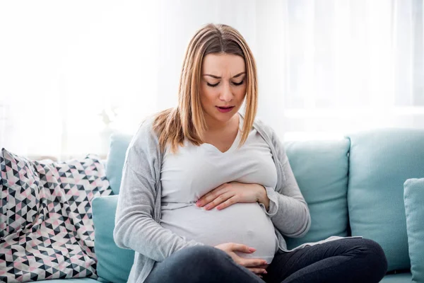 Junge Schwangere Leidet Hause Unter Bauchschmerzen — Stockfoto