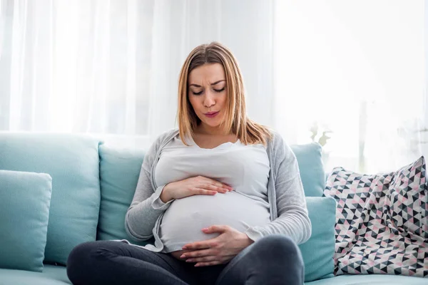 Junge Schwangere Leidet Hause Unter Bauchschmerzen — Stockfoto