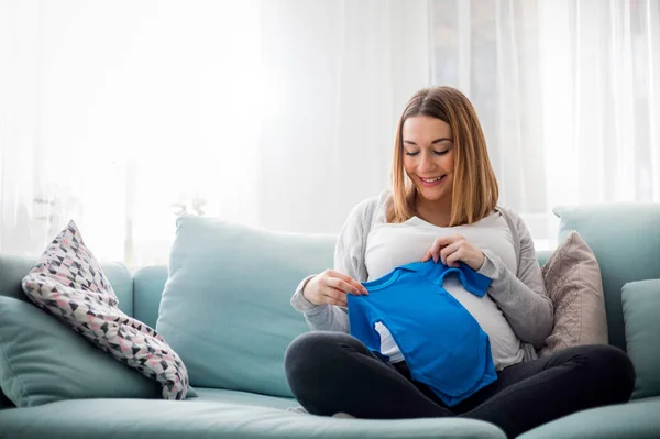 Femme Enceinte Avec Des Vêtements Bébé Sur Ventre Maman Attend — Photo