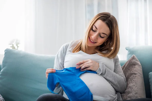 Schwangere Mit Babykleidung Auf Dem Bauch Mutter Erwartet Kind — Stockfoto