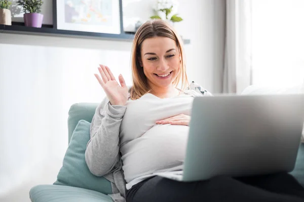 Terhes nő video beszélgető-val család-ra laptop integetett odaad-hoz képernyő — Stock Fotó