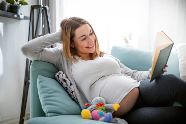 Těhotná Žena Relaxační Pohovce Čtení Knihy Pohled Břicho — Stock fotografie