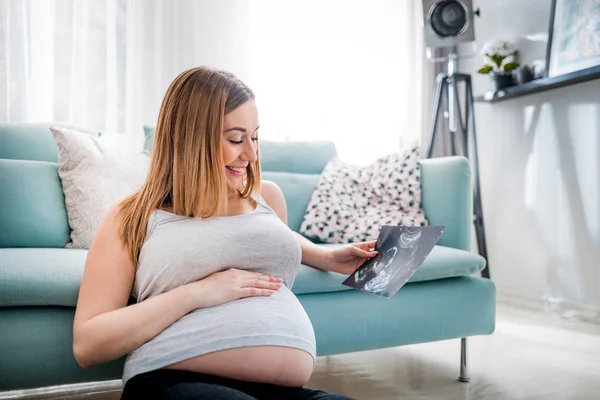Těhotná Žena Dívala Své Dítě Ultrazvukový Obraz Fotce — Stock fotografie