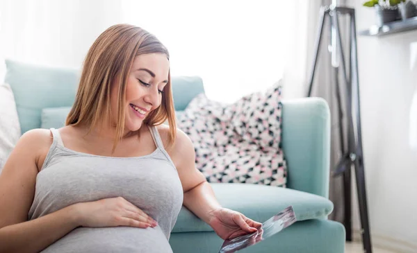 Schwangere Sucht Ihr Baby Auf Ultraschallbild Usg Photo — Stockfoto
