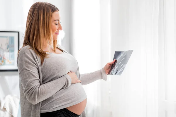 Schwangere Hause Sucht Ihr Baby Auf Ultraschallbild Usg Photo — Stockfoto