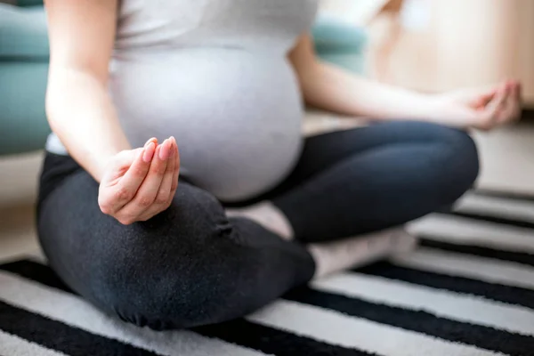 Evde halı üzerinde oturan meditasyon Doğum, hamile kadın meditasyon — Stok fotoğraf