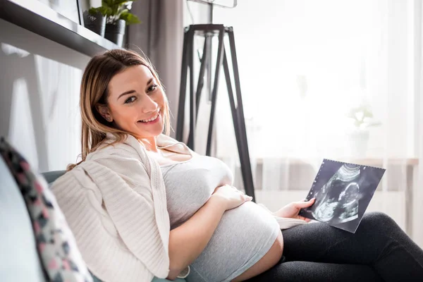 Těhotná Žena Pohovce Dívala Své Dítě Ultrazvukový Obraz Fotce — Stock fotografie