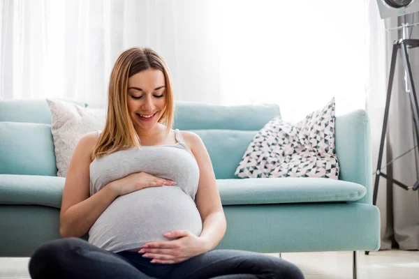 Schöne Lächelnde Schwangere Die Hause Auf Dem Boden Sitzt Den — Stockfoto