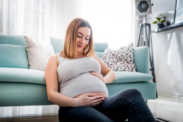 Schöne Lächelnde Schwangere Die Hause Auf Dem Boden Sitzt Den — Stockfoto