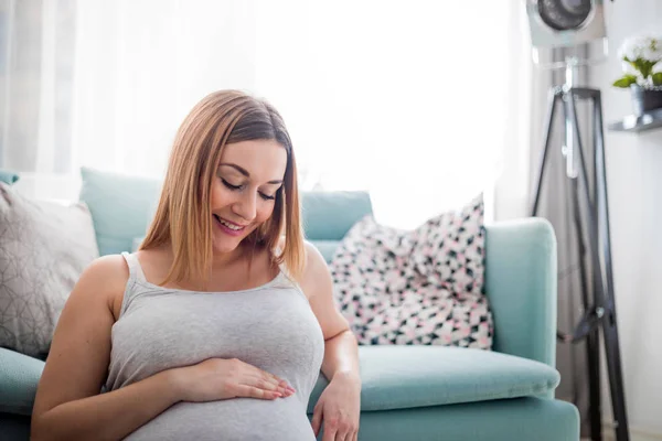 Schöne Lächelnde Schwangere Die Hause Auf Dem Boden Sitzt Den — Stockfoto