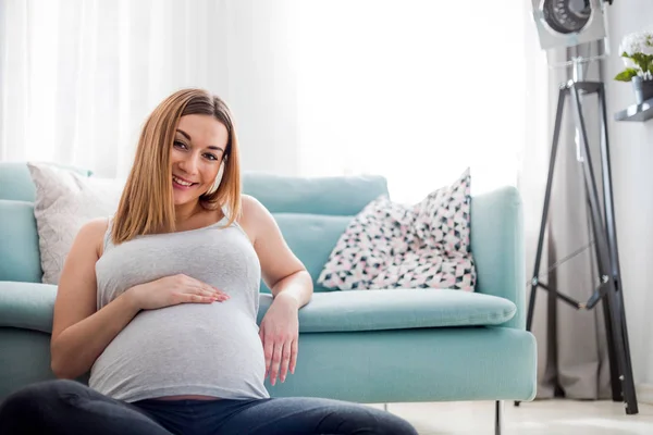 Krásná Usmívající Těhotná Žena Která Sedí Doma Podlaze Dívá Kameru — Stock fotografie