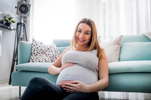 Krásná Usmívající Těhotná Žena Která Sedí Doma Podlaze Dívá Kameru — Stock fotografie