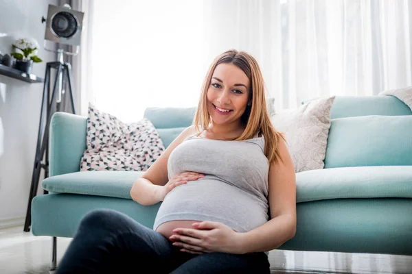 Belle Femme Enceinte Souriante Assise Sur Sol Maison Regardant Caméra — Photo