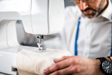 Moda tasarım atölyesinde dikiş makinesi ile terzi lik