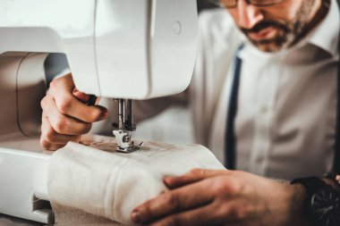 Moda tasarım atölyesinde dikiş makinesi ile terzi lik