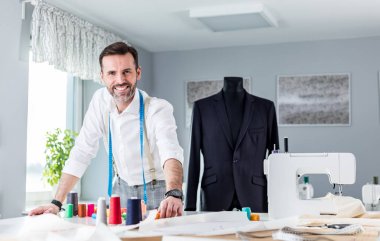 Terzi dükkanı sahibi çalışma masası üzerinde, dikiş atölyesinde zanaatkar