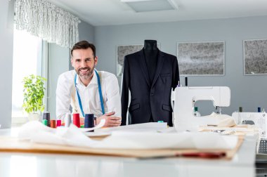 Terzi dükkanı sahibi çalışma masası üzerinde, dikiş atölyesinde zanaatkar