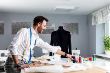 Çalışma sırasında çalışma masası üzerinde Terzi, atölyede moda tasarımcısı