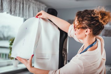 Moda tasarım atölyesinde manken üzerinde Terzi ölçüm bayan ceket