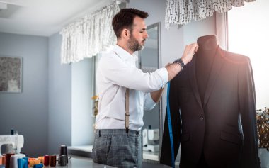 Moda tasarım atölyesinde manken üzerinde Terzi ölçüm ceket takım