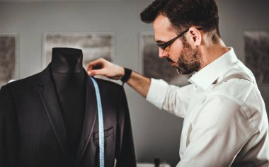 Moda tasarım atölyesinde manken üzerinde Terzi ölçüm ceket takım