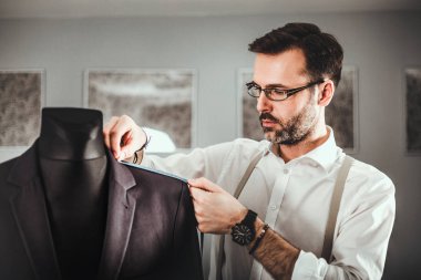 Moda tasarım atölyesinde manken üzerinde Terzi ölçüm ceket takım