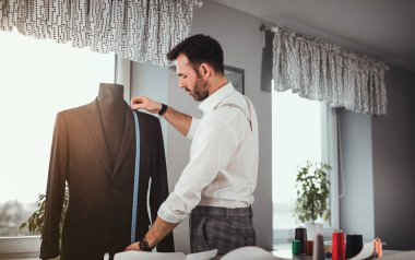 Moda tasarım atölyesinde manken üzerinde Terzi ölçüm ceket takım